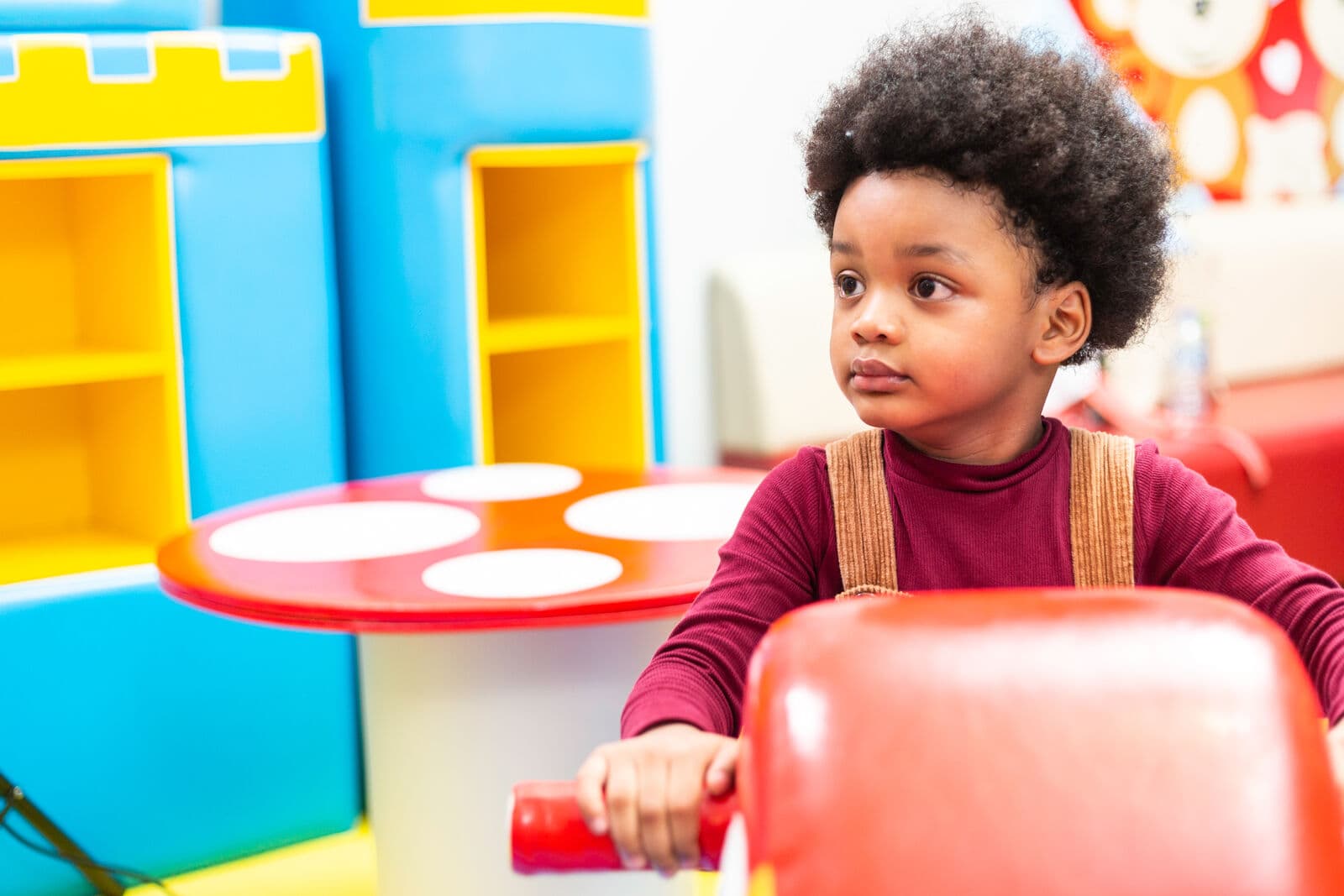 Un niño montando un juguete en el salón
